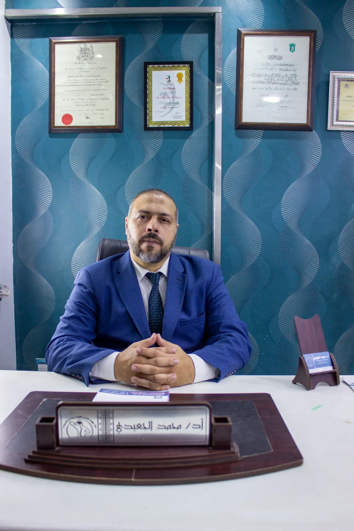 أ.د. محمد الجعيدي أستاذ جراحة المخ والأعصاب في مكتبه وبجواره الشهادات العلمية